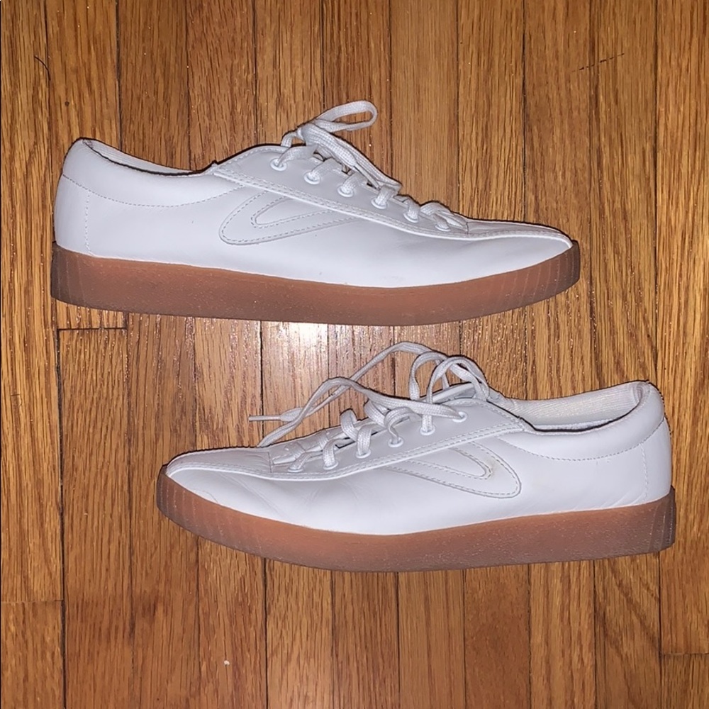 White leather Tretorn’s with gum all sole